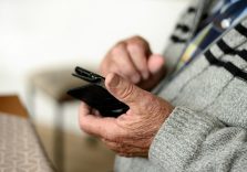 Sempre più tecnologici i nonni d’oggi, sei su 10 hanno uno smartphone