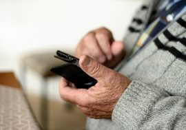 Sempre più tecnologici i nonni d’oggi, sei su 10 hanno uno smartphone