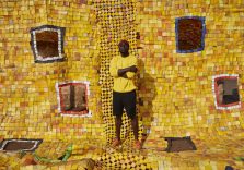 Alla Lorenzelli Arte di Milano arrivano le opere di riciclo di Serge Attukwei Clottey