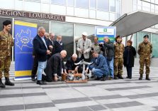 Milano, “Dal piccione alla chiocciola @ e …”: lancio di volatili tra Palazzo Pirelli e Palazzo Lombardia