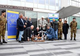 Milano, “Dal piccione alla chiocciola @ e …”: lancio di volatili tra Palazzo Pirelli e Palazzo Lombardia