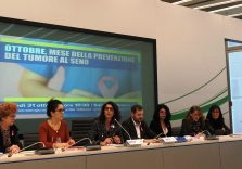 Tumore al seno: la prevenzione in Lombardia salva vite umane. Il Pirellone illuminato con la scritta ‘Breast Unit Day’