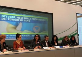 Tumore al seno: la prevenzione in Lombardia salva vite umane. Il Pirellone illuminato con la scritta ‘Breast Unit Day’