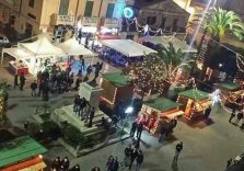 Tropea prepara il Natale, mercatini, negozi aperti, pista di ghiaccio e luci d’artista