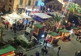 Tropea prepara il Natale, mercatini, negozi aperti, pista di ghiaccio e luci d’artista