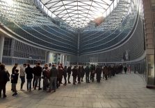 Pirellone aperto, oltre 4 mila persone al 39° piano per ammirare Milano e gustare il torrone cremonese