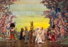Dalla Terra alla Luna, spettacolo di marionette al Piccolo Teatro Grassi di Milano