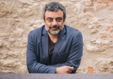 Massimiliano Civica racconta aneddoti di artisti famosi alla libreria di via Tadino