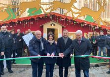 Milano, inaugurato il Mercatino di Natale al Duomo con tutte le eccellenze italiane