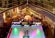 Si pattina gratuitamente nella pista ghiacciata di piazza Città di Lombardia a Milano