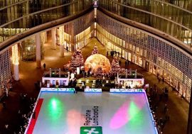 Si pattina gratuitamente nella pista ghiacciata di piazza Città di Lombardia a Milano