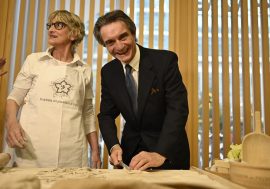 Milano, il governatore Attilio Fontana a scuola di pizzoccheri a Palazzo Lombardia