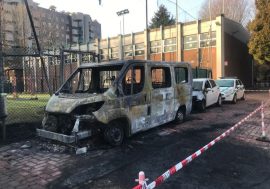 Milano, incendio alla Scuola del corpo della Polizia locale  in via Boeri: distrutti auto e furgone