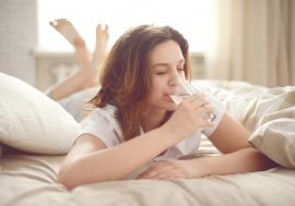 Non dormi? Bevi più acqua durante il giorno