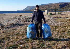 Mimmo La Rox, il fotografo ambientalista pulisce la spiaggia di Nicotera Marina