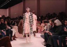 Fendi, la sfilata rosa trasforma la passerella in seduzione vera
