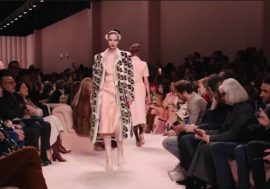 Fendi, la sfilata rosa trasforma la passerella in seduzione vera