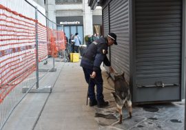 Milano, controllo della Polizia locale in piazza dei Mercanti: bloccate 30 persone che disturbavano i cittadini