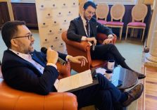 L’influencer Fabio Attanasio intervistato dal presidente dei Giovani Imprenditori Confcommercio di Milano Andrea Colzani