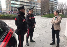 Coronavirus, il governatore lombardo Fontana incontra pattuglia Carabinieri per dire grazie alle Forze dell’Ordine per l’infaticabile lavoro che stanno svolgendo
