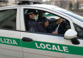 Milano, la Polizia locale al fianco di una famiglia in difficoltà per il coronavirus