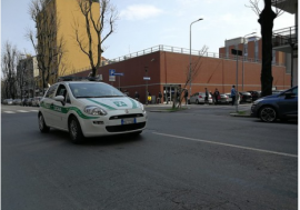 Milano, pattuglie della Polizia locale con altoparlante: “State a casa. Fatelo per voi e per gli altri”