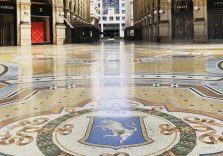 Milano, Chanel vince l’asta e si aggiudica per 2,35 milioni di euro l’affitto del negozio in Galleria Vittorio Emanuele II