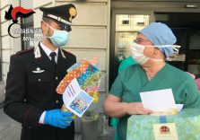 I Carabinieri del Comando Provinciale di Milano consegnano uova e colombe negli ospedali milanesi