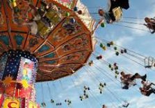 L’Italia lascia spenta la sua giostra di vita anche a Pasqua. Per aspettare il tempo di magia della fiera che tornerà