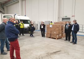 Coronavirus, Regione Lombardia distribuisce 103.000 mascherine ai tassisti milanesi