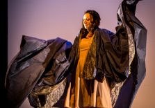 I giovedì Fuori Festival, Arianna Scommegna nel Magnificat di Alba Merini