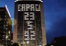 Milano, per l’anniversario dell’uccisione di Falcone Pirellone illuminato per tre giorni con la scritta “CAPACI  23 5 92”