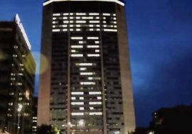 Milano, per l’anniversario dell’uccisione di Falcone Pirellone illuminato per tre giorni con la scritta “CAPACI  23 5 92”