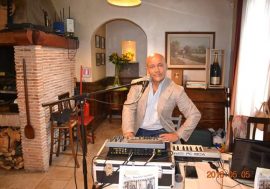 Causa coronavirus il cantante romano Marcello Cristallino allieta i suoi fans tramite Facebook