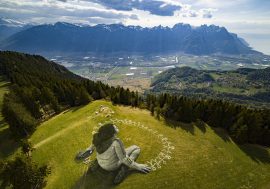Per dare un messaggio di speranza all’umanità l’artista Saype crea opera di land art “La bambina guarda lontano oltre la crisi”