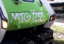 Milano, graffittari in azione sul nuovo treno Caravaggio. In un anno Trenord ha speso 1,5 milioni per rimuovere i graffiti