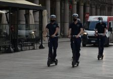 Milano, per presidiare percorsi ciclabili, corsie preferenziali e aree pedonali al via il servizio in monopattino per la Polizia locale