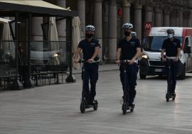Milano, per presidiare percorsi ciclabili, corsie preferenziali e aree pedonali al via il servizio in monopattino per la Polizia locale