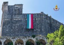 I Vigili del Fuoco hanno portato il tricolore sul Castello di Lerici per la Festa della Repubblica