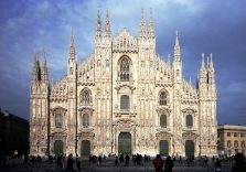 Milano, l’arcivescovo Mario Delpini ha celebrato in Duomo la Messa crismale con i sacerdoti della diocesi
