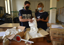 Milano, sequestrati dalla Polizia locale 121mila sacchetti di plastica non a norma