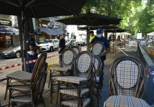 Milano, sequestrati sedie e ombrelloni per occupazione abusiva a un bar di via Pacini dalla Polizia locale