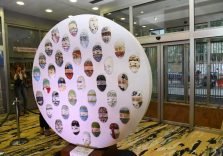 Milano, a Palazzo Pirelli inaugurata l’opera “La voce degli occhi” dedicata alle vittime del Covid