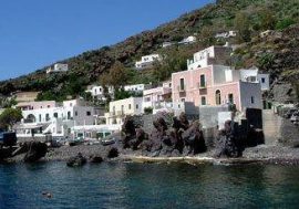 Alicudi, sotto la Luna piena di settembre prende il via Walking on the Moon III, alla scoperta dell’isola più selvaggia delle Eolie