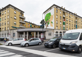 Milano, un lupo come simbolo della natura sulla facciata di un palazzo popolare in via Palmanova