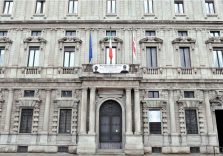 Milano, esposto a Palazzo Marino lo striscione contro la tratta degli esseri umani