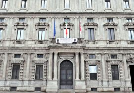 Milano, esposto a Palazzo Marino lo striscione contro la tratta degli esseri umani