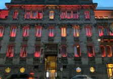 Milano, Palazzo Castiglioni si illumina di rosa a sostegno della Fondazione Veronesi