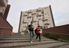 Distribuzione gratuita delle mascherine nelle case popolari di Milano