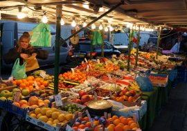 Covid, mercati ambulanti più sicuri a Milano. Fascia preferenziale per gli anziani e consegne a domicilio